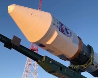 Aparecieron imágenes únicas de la verticalización del vehículo de lanzamiento Soyuz-2.1b con el satélite Resource-P N° 5 en Baikonur