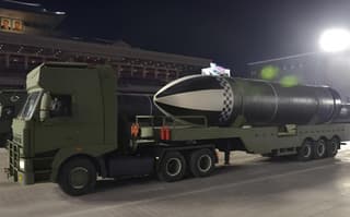 «Способна нести ядерную боеголовку»: в Military Watch Magazine разглядели пусковые установки Pukguksong-2 на фото с железнодорожным эшелоном вооружений для России