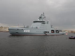 El buque patrullero "Nikolái Zubov", portador de "Kalibr" y "Uran", fue botado