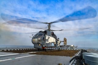 Helicóptero de la aviación naval Ka-27 buscó un submarino enemigo en el Mar Báltico