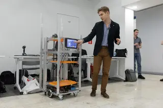 Estudiantes rusos desarrollan un robot-camarero "autónomo"
