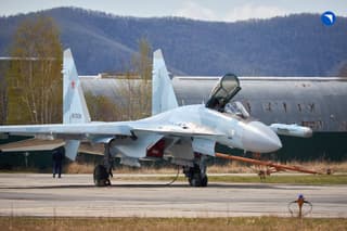 19Fortyfive: Российский истребитель Су-35 — худший кошмар для F-22 Raptor?