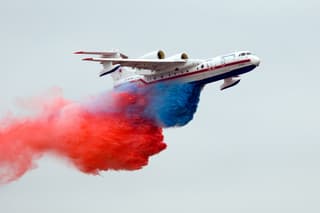 Aviones anfibios Be-200 participan en la extinción de incendios en el sur de Turquía
