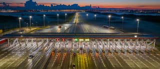 Ни заправиться, ни в туалет сходить: россиян «штрафуют» за медленный проезд по платной дороге Москва — Петербург