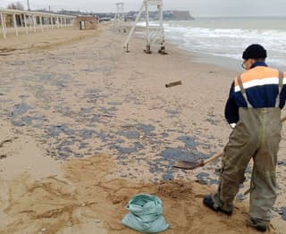 En Sebastopol se declara estado de emergencia por fuel en la costa: continúan las labores de liquidación tras el naufragio de los buques tanque "Volgoneft"