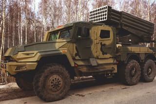 El vehículo blindado "Spartak" está armado con una instalación de fuego con MLRS "Tornado-G": un dúo incendiario