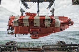 Экипаж спасательного аппарата «АС-40» оказал помощь лежащей на грунте подлодке в заливе Петра Великого