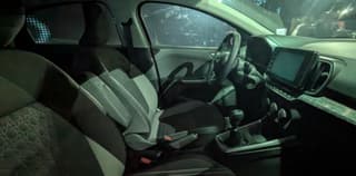 Aparecen las primeras imágenes del interior del Lada Iskra de serie: el coche recibió una "mecánica" de seis velocidades
