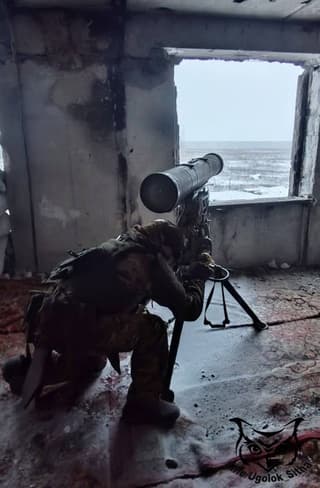 Nombradas las ventajas de colocar el ATGM "Kornet" en los pisos superiores de los edificios altos: uno puede olvidarse del factor de "pantalla" del terreno