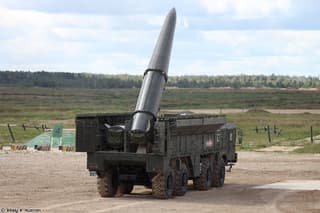 Atraviesa el hormigón armado y es invisible para la defensa aérea: nombradas las ventajas clave del misil 9M723 del complejo "Iskander-M"