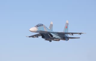 Белорусские летчики отработали учебно-боевые маневры на истребителях Су-30СМ в небе над Барановичами