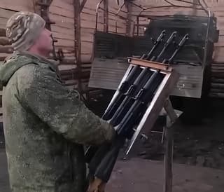 Ingeniosos rusos cruzan tres AK-74M para luchar contra los UAV
