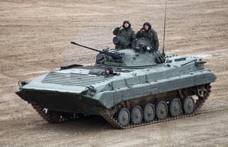 La fantasía de los artesanos no conoce límites: el BMP-2 equipado con un rastreador de minas artesanal
