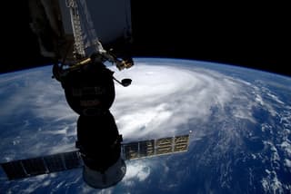 En el espacio no hay lugar para las sanciones: los cosmonautas Artyemyev y Platonov volarán en la Crew Dragon
