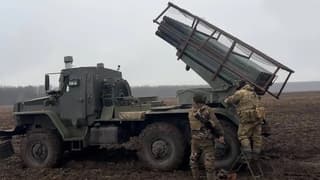 Адаптируют устаревшую технику: портал Defence blog показал фото защищенной от дронов БМ-21 РСЗО «Град»