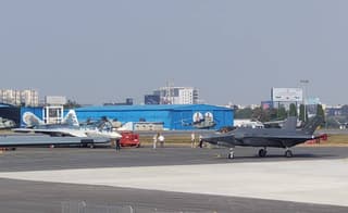 Истребители Су-57 и F-35 оказались в десятках метров друг от друга