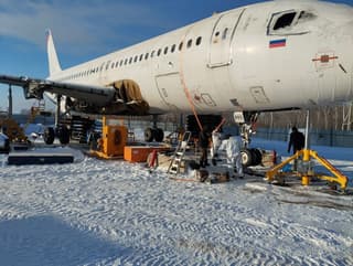 "Ural Airlines" casi ha terminado de desmantelar el Airbus A320, atascado en un campo cerca de Novosibirsk