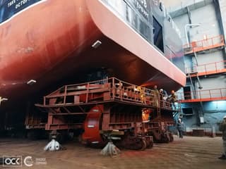 Especialistas de la fábrica "Krasnoe Sormovo" instalaron columnas de propulsión azimutal en un buque de carga seca en construcción