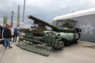 Экспортный Т-90М «Прорыв», десантное САО «Лотос», заменяющий батарею ЗРК «Панцирь-СМД-Е»: что Россия привезла на оружейную выставку в ОАЭ