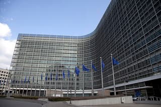 Aluminio, joysticks y flota en la sombra: la Unión Europea aprueba el decimosexto paquete de sanciones contra Rusia