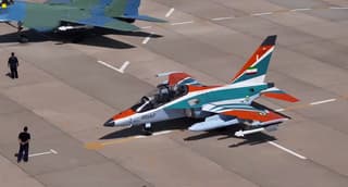 Avión de entrenamiento y combate Yak-130 de la Fuerza Aérea de Irán participa por primera vez en ejercicios: elimina un dron en el área del Golfo de Omán