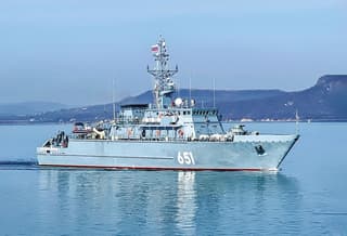 El nuevo dragaminas naval "Anatoly Shlemov" destruyó con fuego de artillería AK-306 BEC y minas en el Océano Pacífico