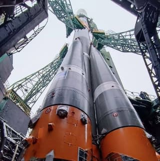 Casi lista para el despegue: el cohete "Soyuz-2.1a" con la nave "Progress MS-30" instalado en la plataforma de lanzamiento