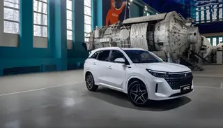 Продажи новых электрокаров упали вдвое