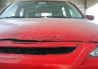 Почему отслаивается лак на кузове автомобиля: основные причины и способы избежать проблемы