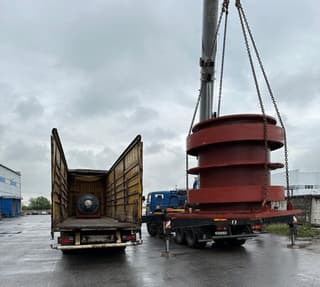 Reparación de una prensa para exprimir corteza Saalasti de Finlandia para una fábrica de celulosa en Kondopoga