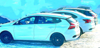 Aparecen las primeras fotos de los nuevos Lada Iskra SW e Iskra Sedan en dos colores diferentes