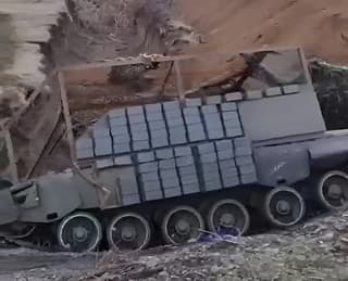 Militares rusos transformaron un tanque T-80BV en un BTR pesado artesanal: imágenes únicas