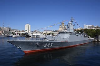 Корветы «Резкий» и «Алдар Цыденжапов» с ракетами «Уран» открыли огонь из корабельных пушек А-190 в Индийском океане