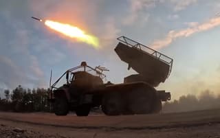 Появились кадры пуска «пакета» снарядов 9М53Ф с отделяемой головкой расчётом РСЗО «Град»