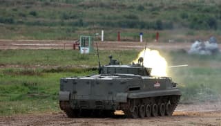 Смертельная лавина: БМП-3 открыла огонь прямой наводкой из автоматической пушки 2А72 по позициям в лесополосе