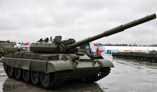 Пушки с танков Т-62М начали снимать: смекалка российских бойцов удивляет