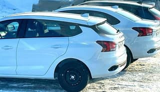 Lada Iskra se prepara para su lanzamiento al mercado: sedán y familiar posan en una foto grupal