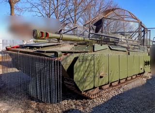 Los militares comenzaron a colgar cadenas en los cañones autopropulsados "Gvozdika": una idea astuta resuelve un problema importante