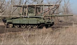 Танк-долгожитель Т-62М получил «дреды» и поворотный «мангал»: удивительные кадры преобразившейся машины