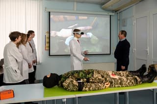 Первый в России VR-тренажер по тактической медицине разработали в СамГМУ и ВМА