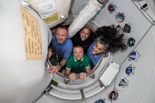 Космический корабль Crew Dragon с космонавтом Горбуновым отстыкуется от МКС 18 марта
