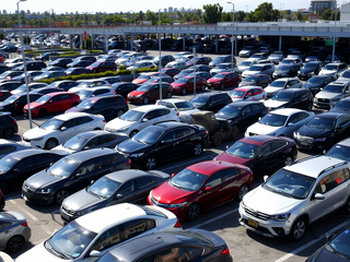 Стоянка на бывшем заводе Volkswagen забита новыми автомобилями