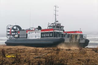 The "Khaska-10" hovercraft went out on the ice of the Rybinsk Reservoir