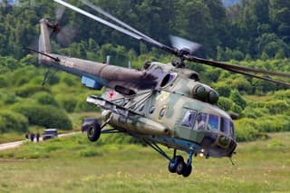 Helicópteros de combate Mi-8MTV practicaron vuelos en modo "invisible"