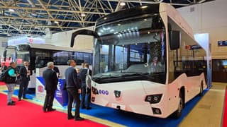 El autobús KamAZ-4280-F5 Vega y el trolebús de piso bajo KamAZ-62825 se mostraron en una exposición en Smolensk