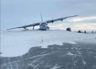 Un avión An-12 realizó un aterrizaje de emergencia en Novy Urengoy debido a un puntal del tren de aterrizaje dañado
