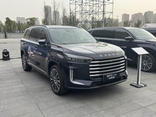 В Китае представили гибридный кроссовер Exeed VX, который будут собирать в России