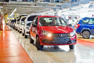 AvtoVAZ presentó el nuevo Lada Granta en el llamativo color "Flamenco" en la línea de montaje