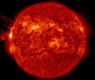 Зрелищная вспышка максимального класса X1.1 произошла на Солнце: метеозависимым приготовиться
