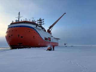 Вертолёты Ми-8 впервые обеспечили ротацию учёных на дрейфующей станции «Северный полюс-42» в Арктике